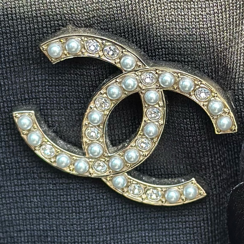 CHANEL CC PEARL AND STRASS BROOCH